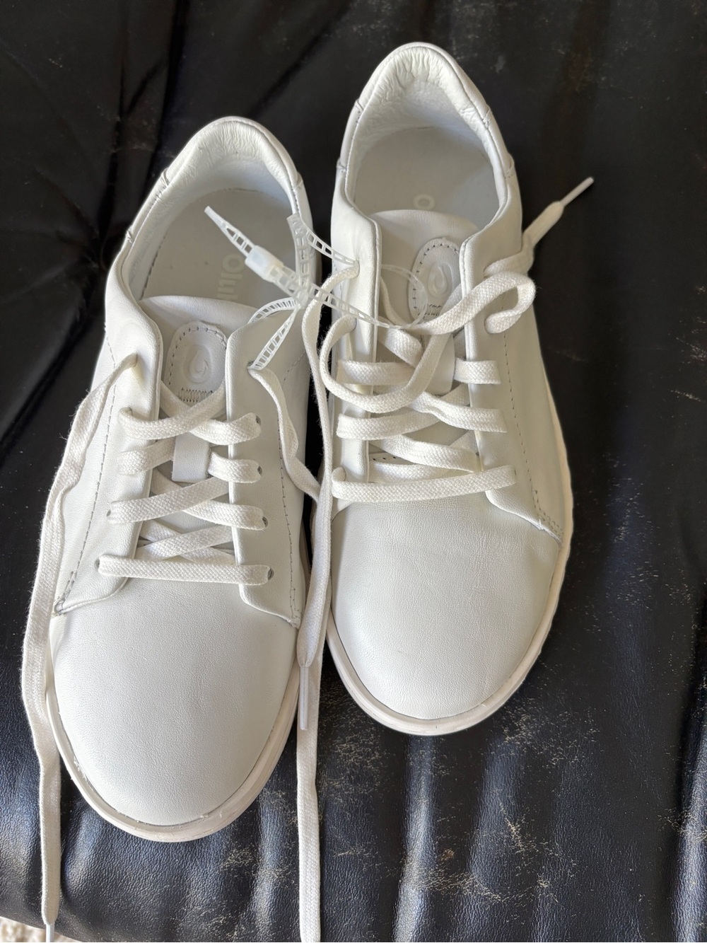 New OluKai women’s size 6 White Low-Top Lace-Up leather Sneakers